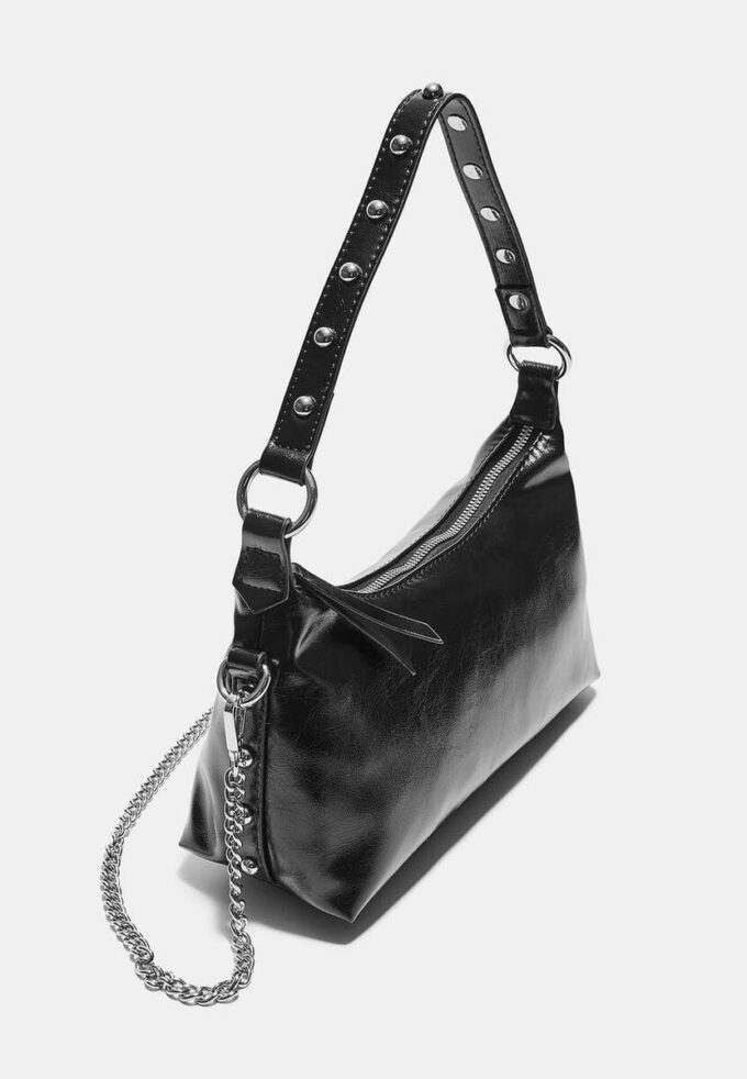 Halvmåneformet skulderveske med nitter