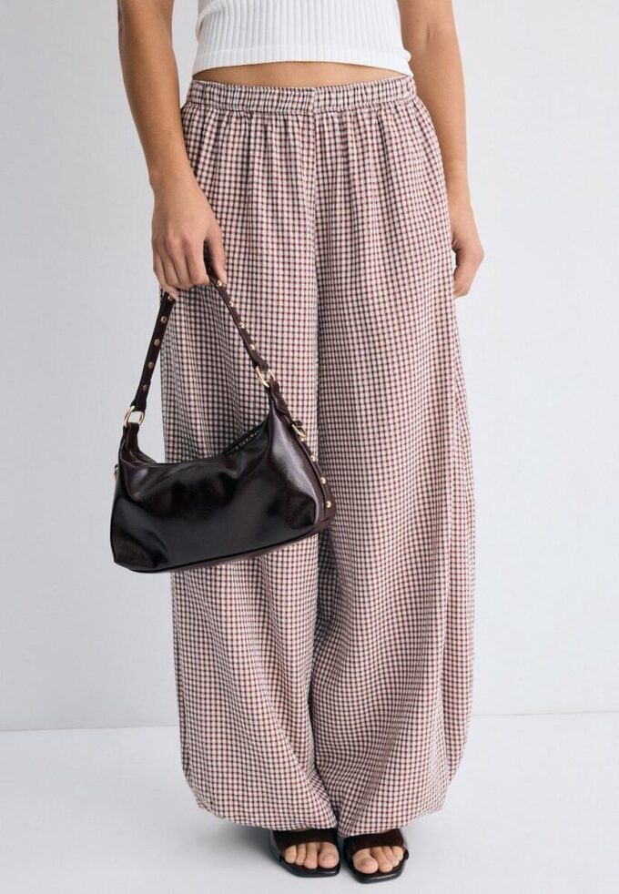 Halvmåneformet skulderveske med nitter