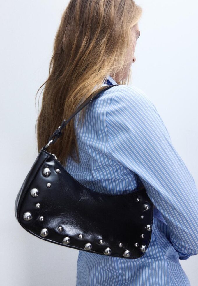 Halvmåneformet skulderveske med nitter