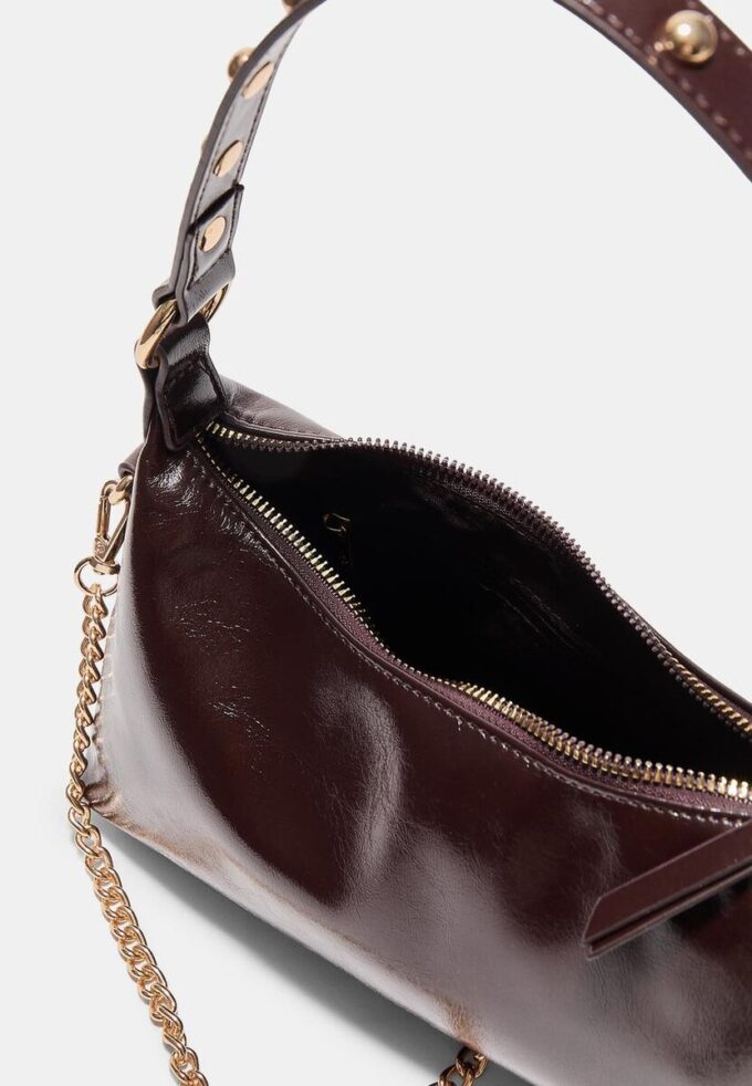 Halvmåneformet skulderveske med nitter