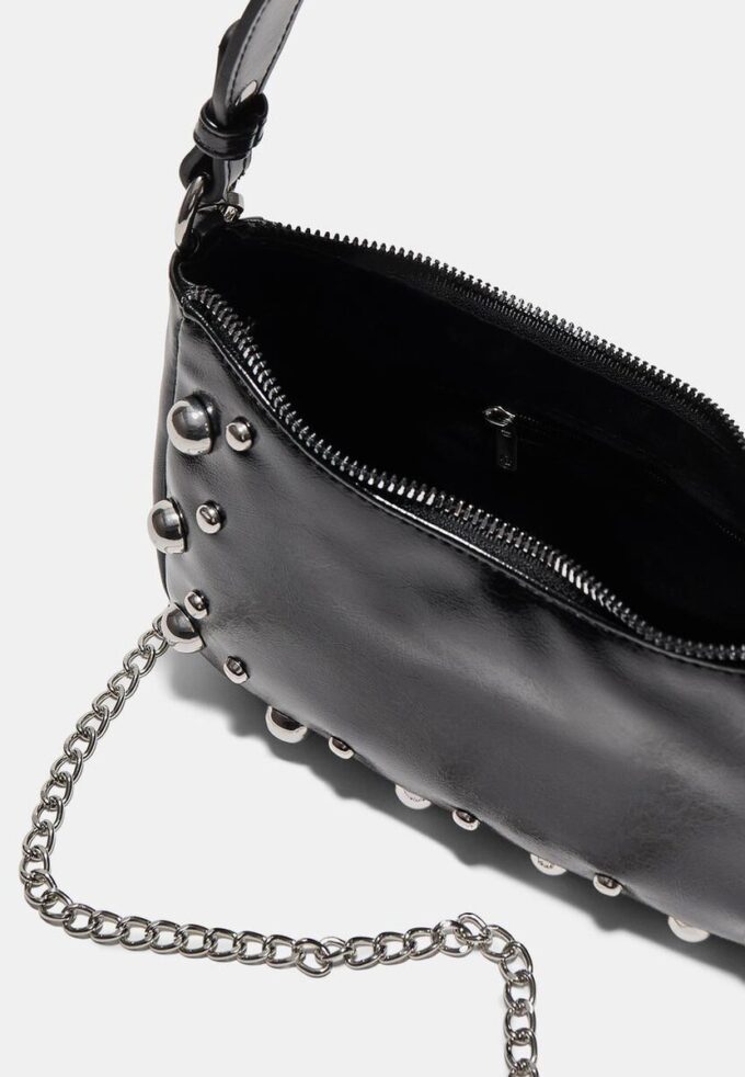 Halvmåneformet skulderveske med nitter