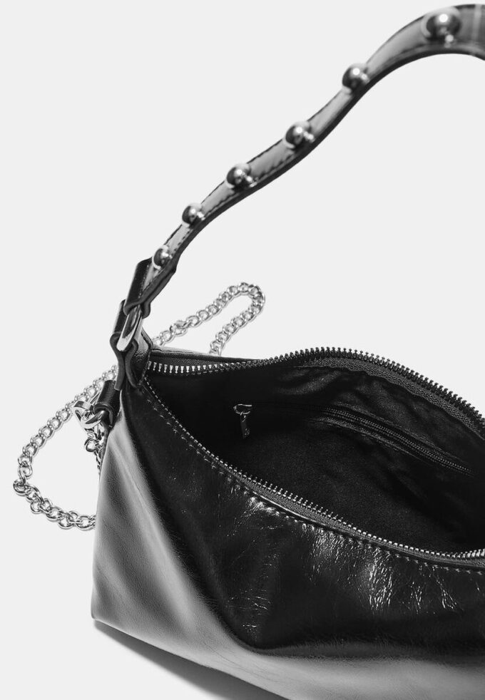 Halvmåneformet skulderveske med nitter