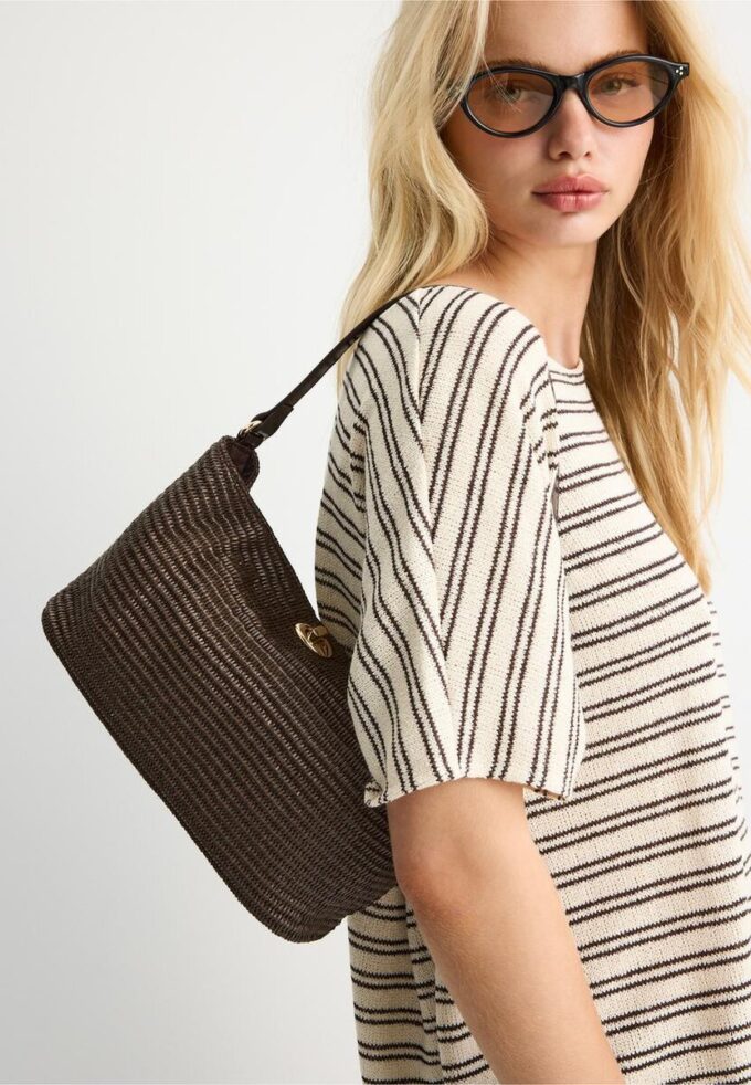 Heklet skulderveske med metalllås