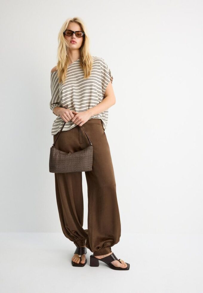 Heklet skulderveske med metalllås