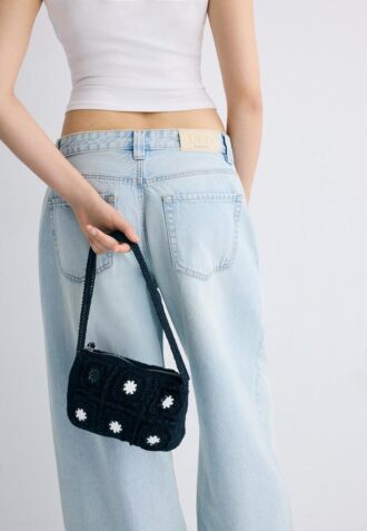 Heklet skulderveske med speil