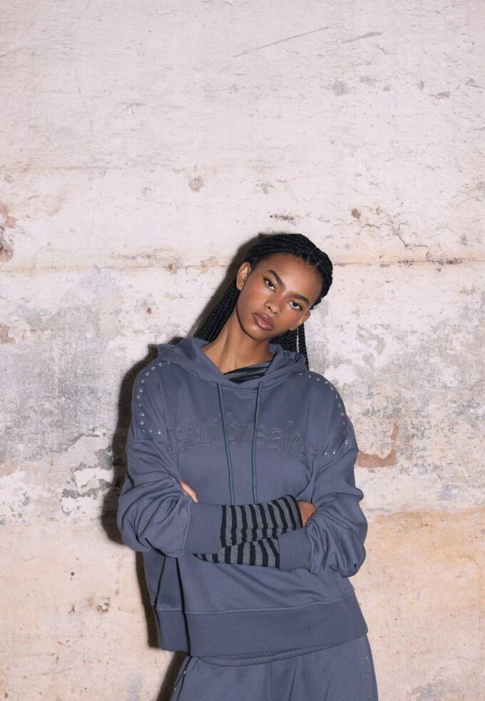 Hettegenser med nitter og broderi