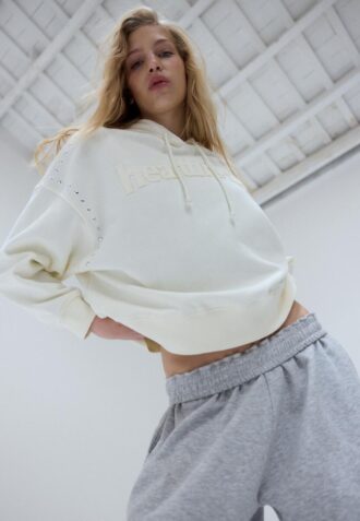 Hettegenser med nitter og broderi