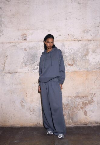 Hettegenser med nitter og broderi