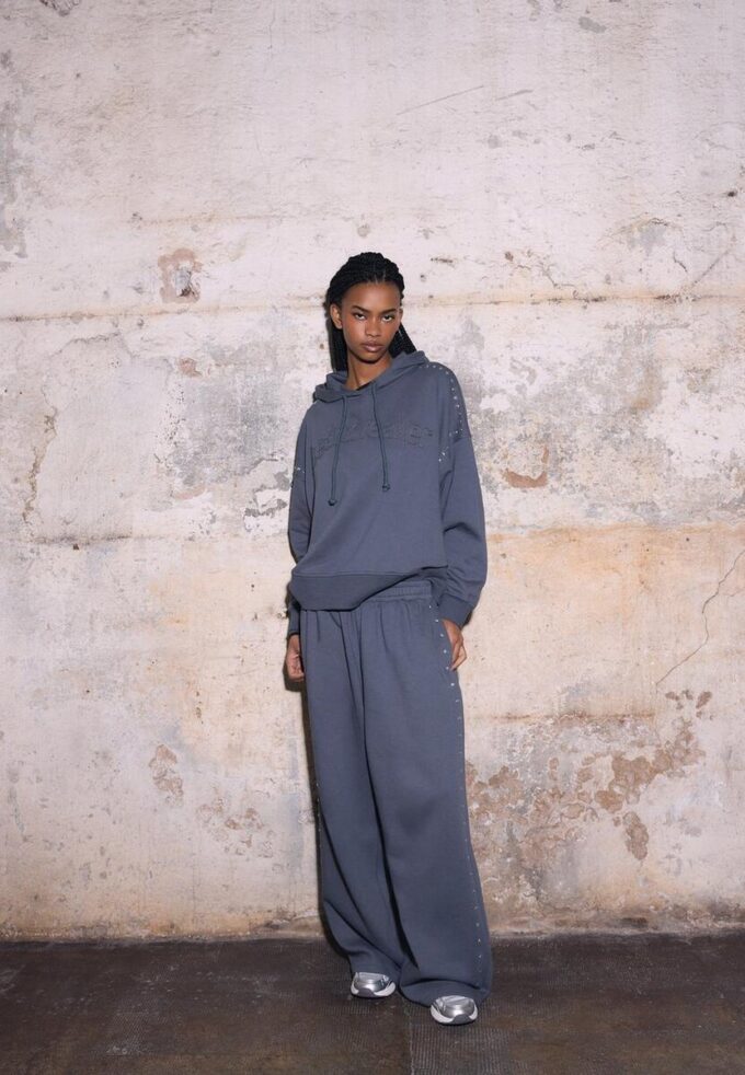 Hettegenser med nitter og broderi