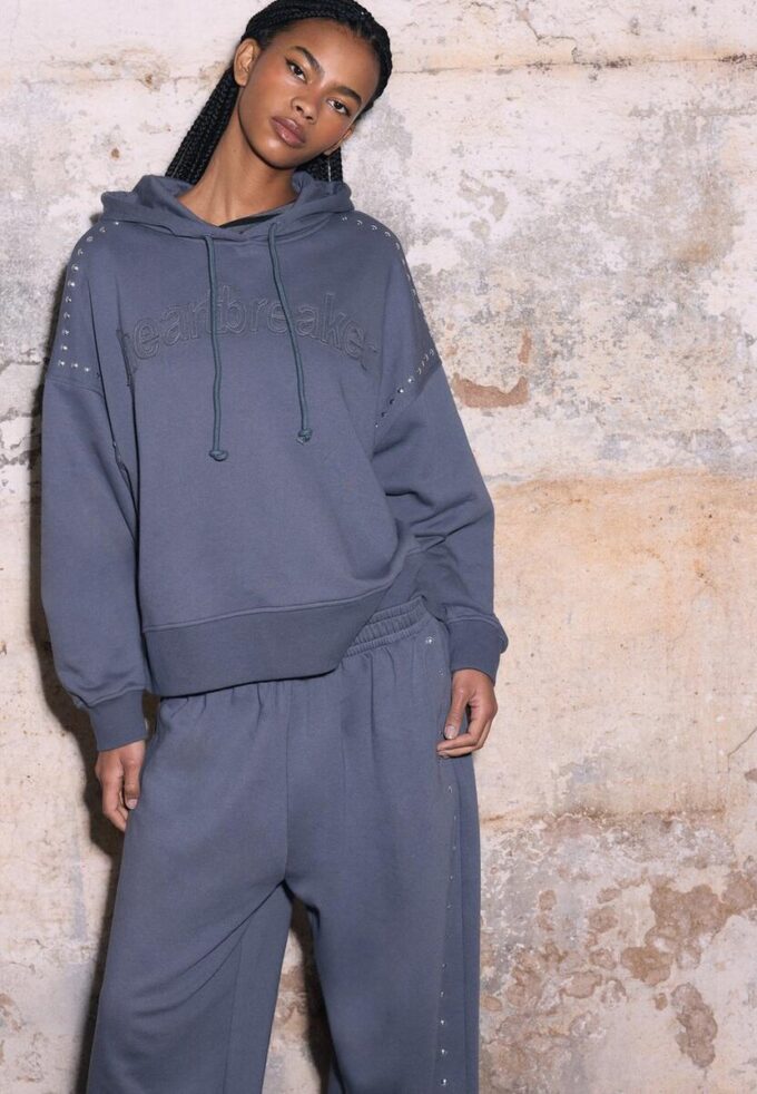 Hettegenser med nitter og broderi