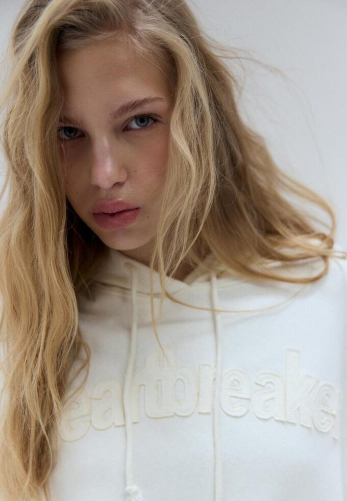 Hettegenser med nitter og broderi