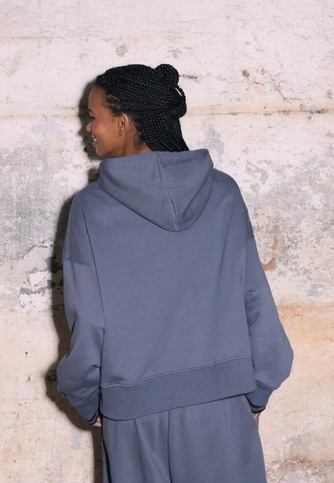 Hettegenser med nitter og broderi