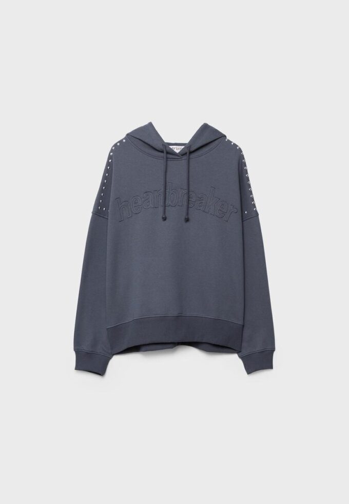 Hettegenser med nitter og broderi