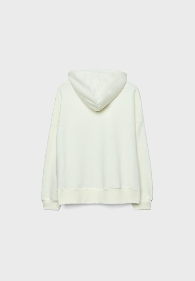 Hettegenser med nitter og broderi