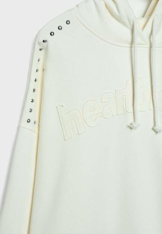 Hettegenser med nitter og broderi