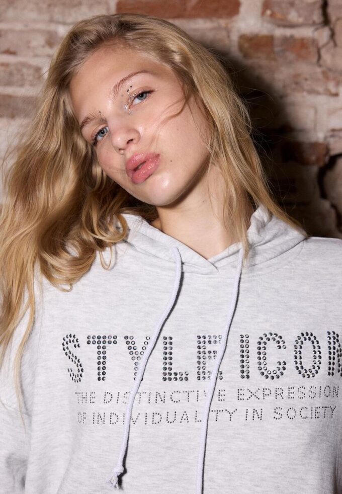 Hettegenser med rhinestones