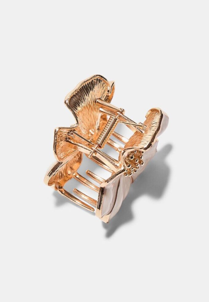 Hårspenne med metallblomst