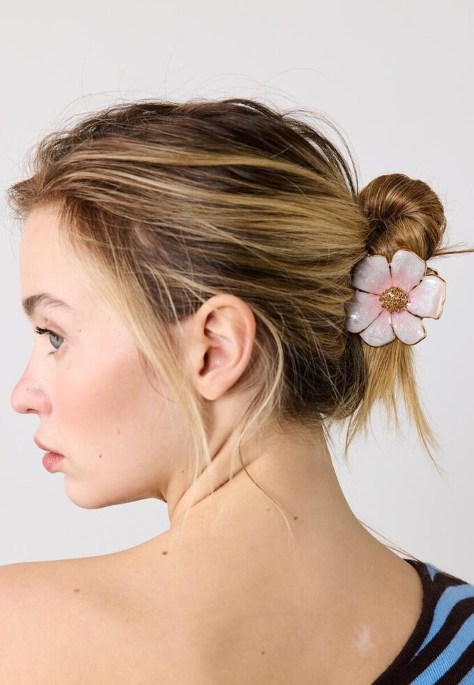 Hårspenne med metallisk blomst