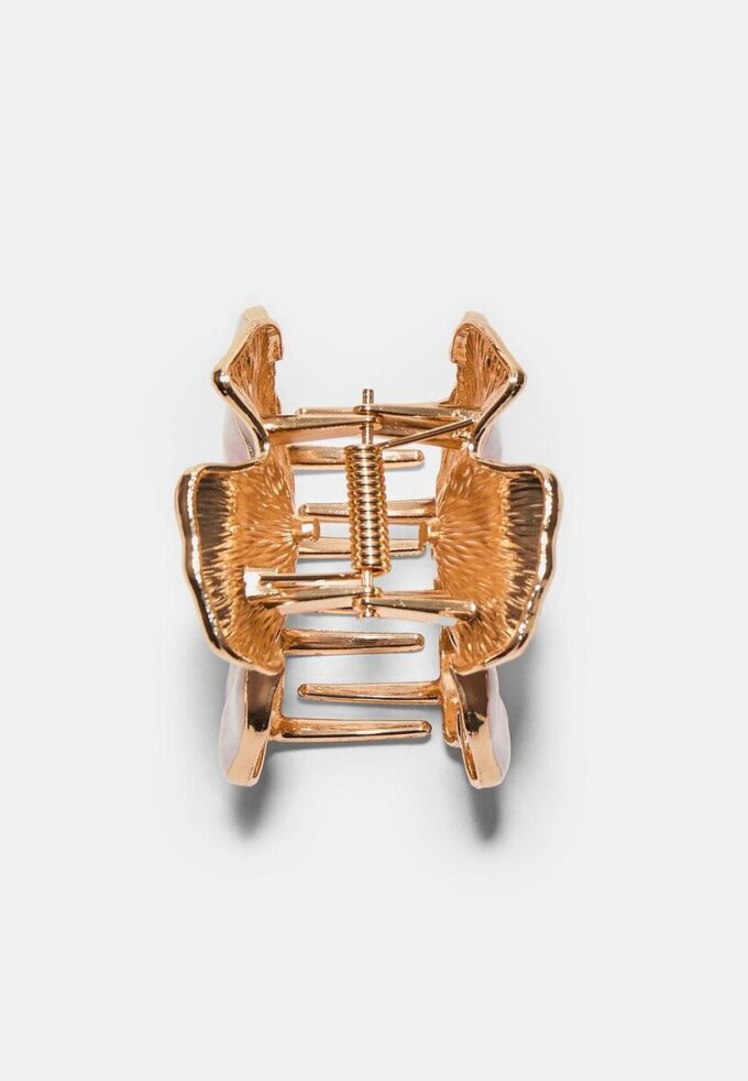 Hårspenne med metallisk blomst