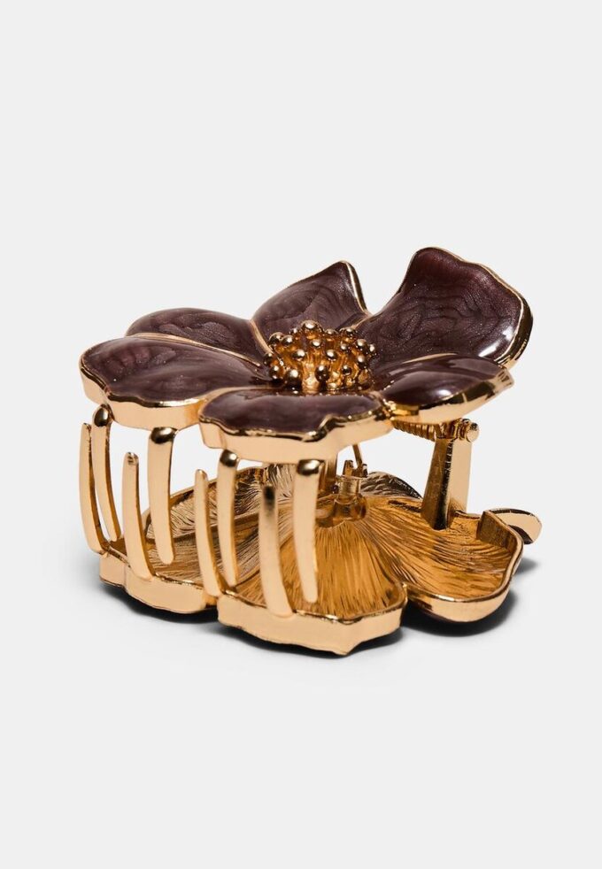 Hårspenne med metallisk blomst