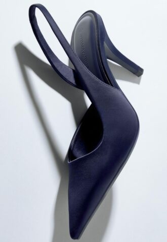 Høyhælte sko i satineffekt