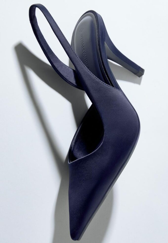 Høyhælte sko i satineffekt