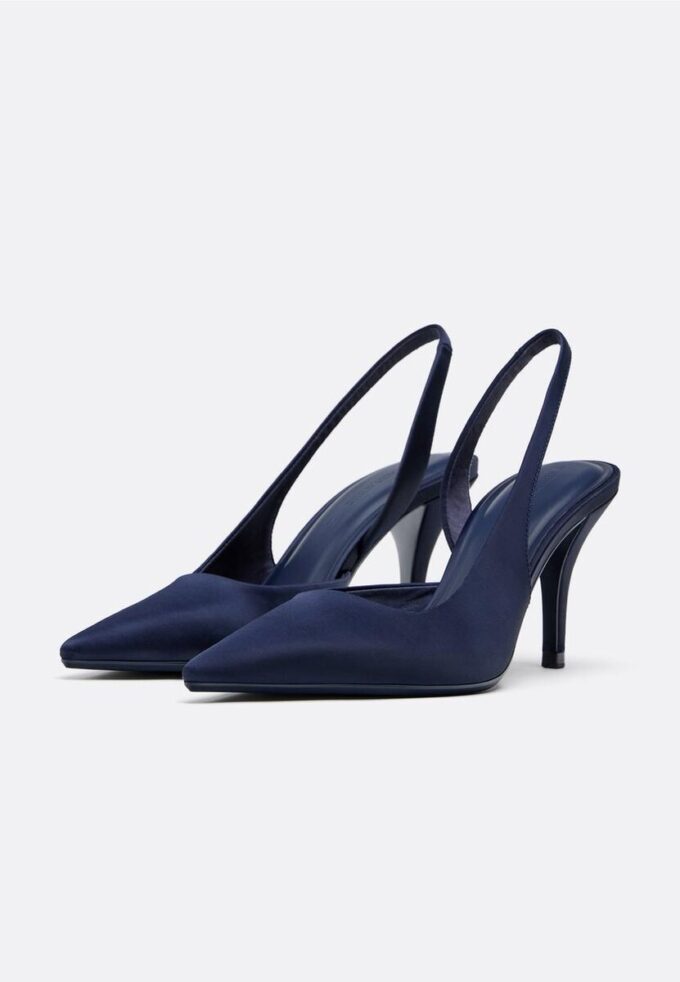 Høyhælte sko i satineffekt