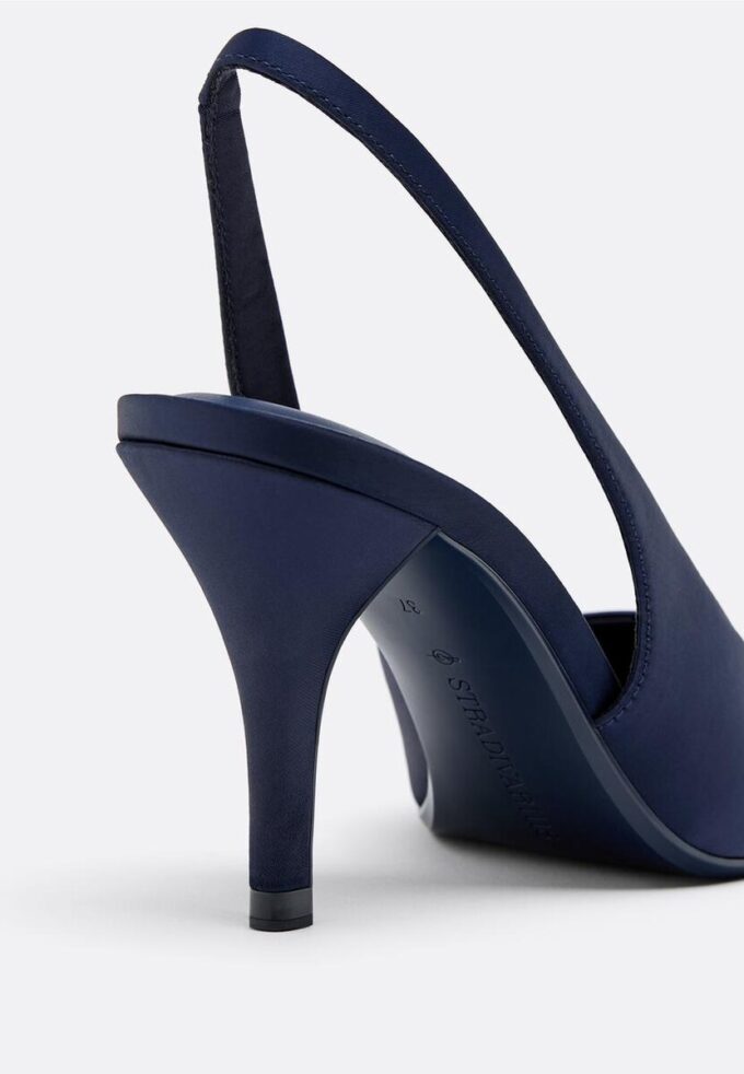 Høyhælte sko i satineffekt