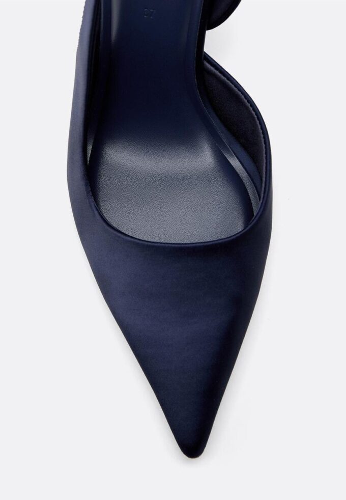 Høyhælte sko i satineffekt