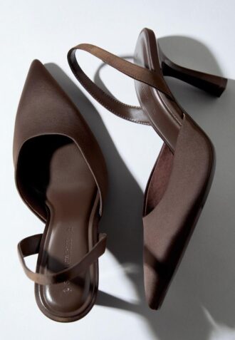 Høyhælte sko med stilett og satineffekt