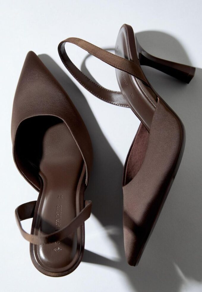 Høyhælte sko med stilett og satineffekt