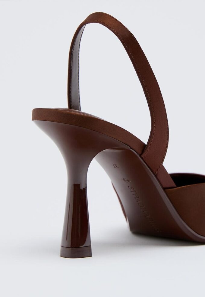 Høyhælte sko med stilett og satineffekt