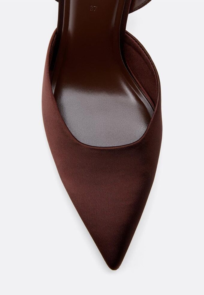 Høyhælte sko med stilett og satineffekt