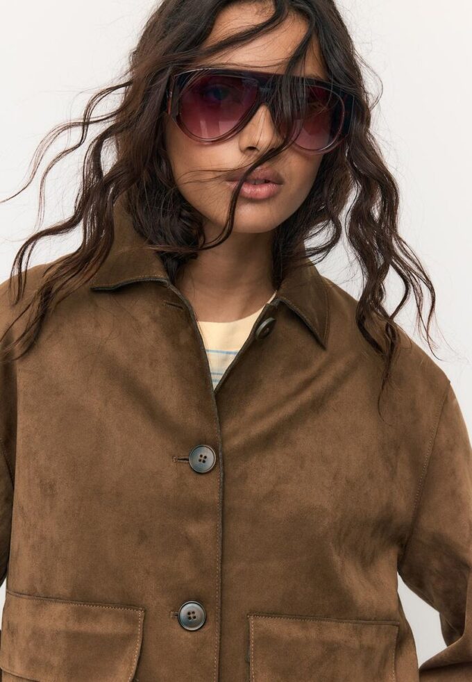 Jakke i imitert semsket skinn med lommer