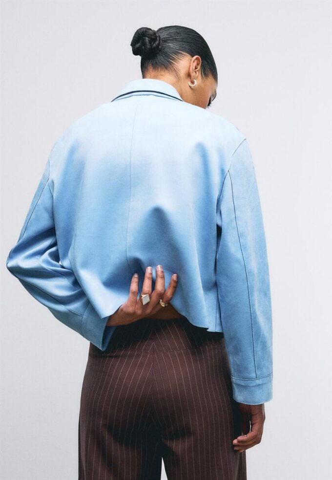 Jakke i imitert semsket skinn med lommer