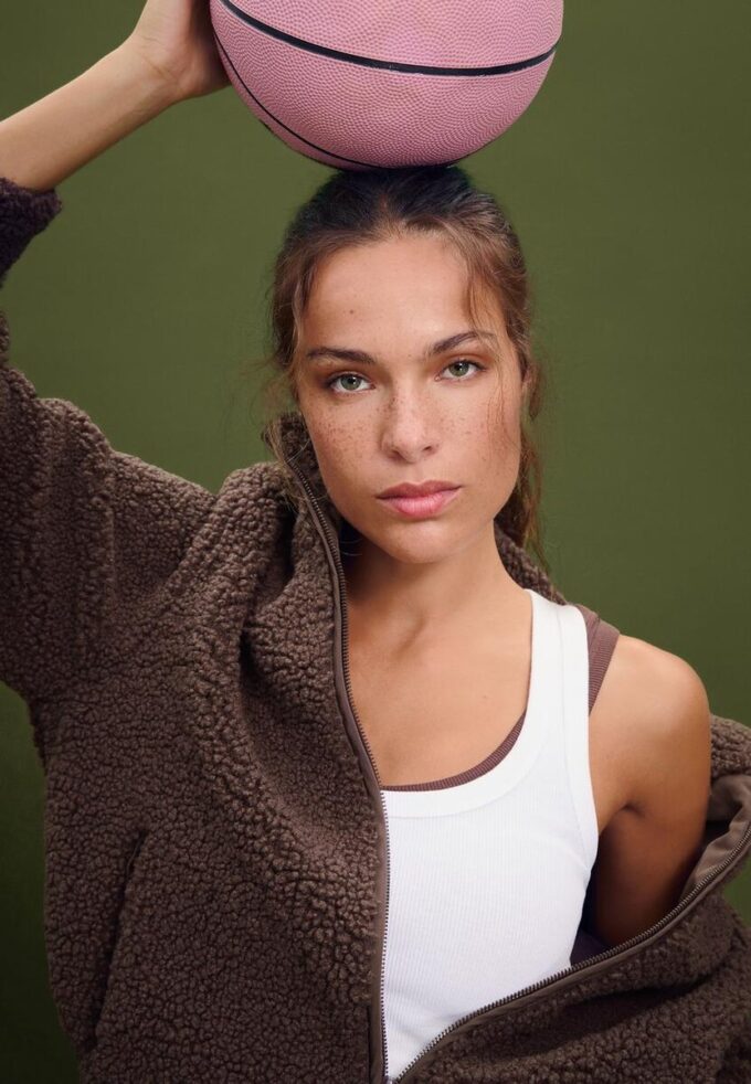 Jakke med glidelås og fôr i imitert saueskinn