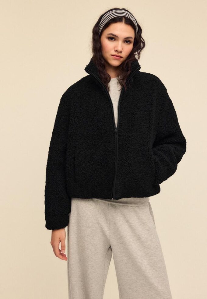 Jakke med glidelås og fôr i imitert saueskinn