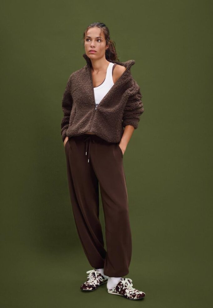 Jakke med glidelås og fôr i imitert saueskinn