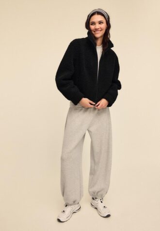 Jakke med glidelås og fôr i imitert saueskinn