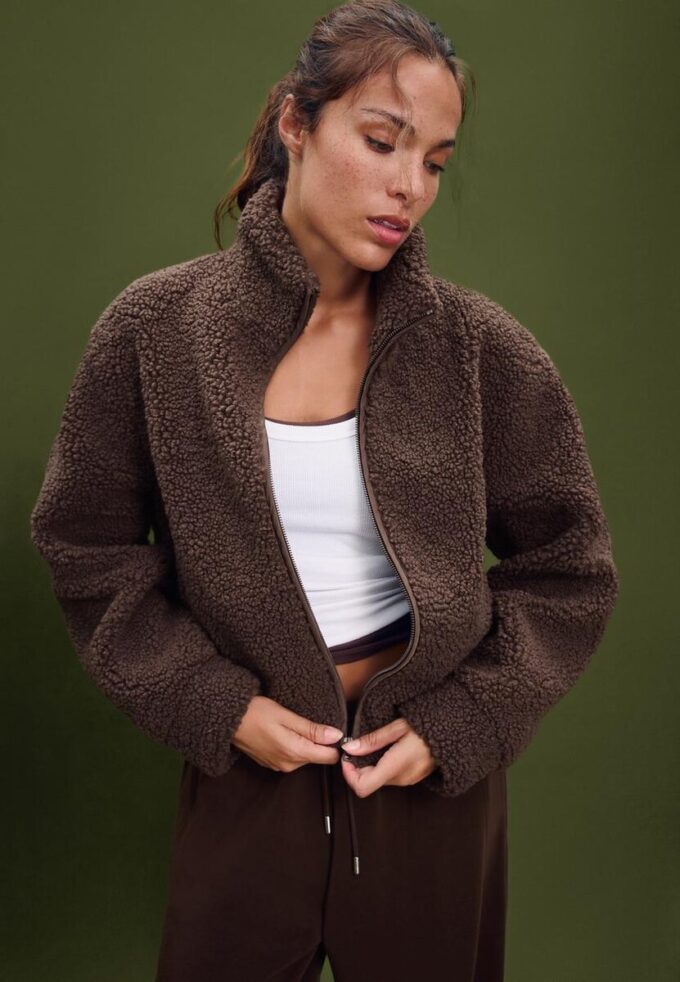 Jakke med glidelås og fôr i imitert saueskinn