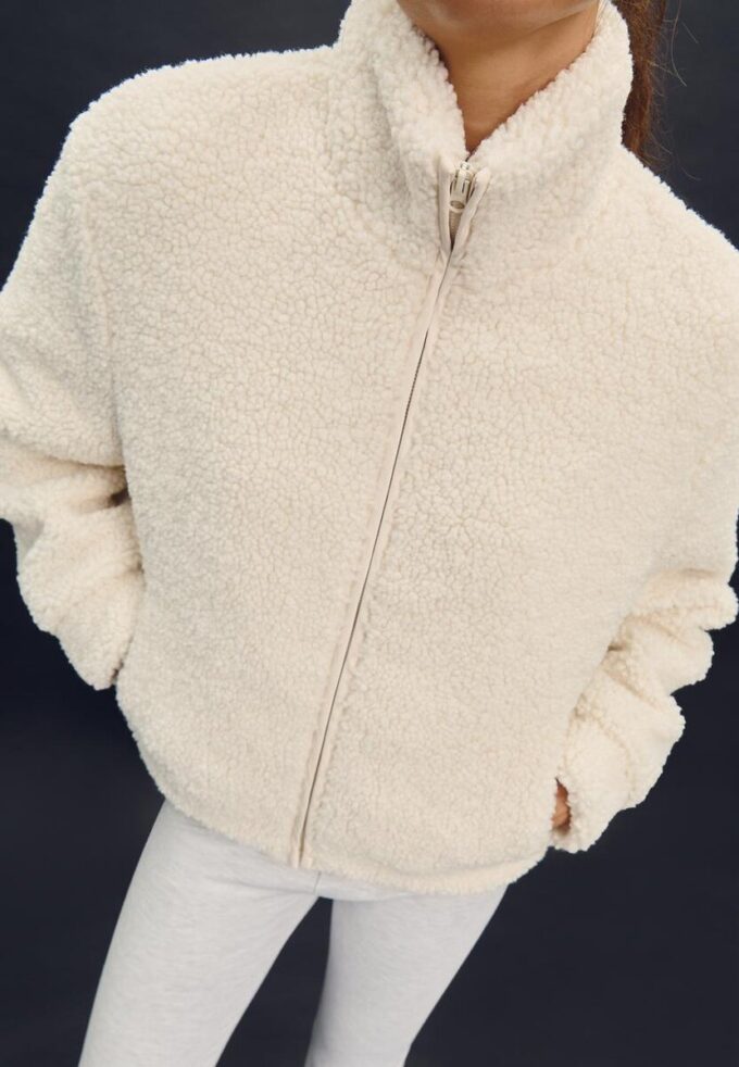 Jakke med glidelås og fôr i imitert saueskinn