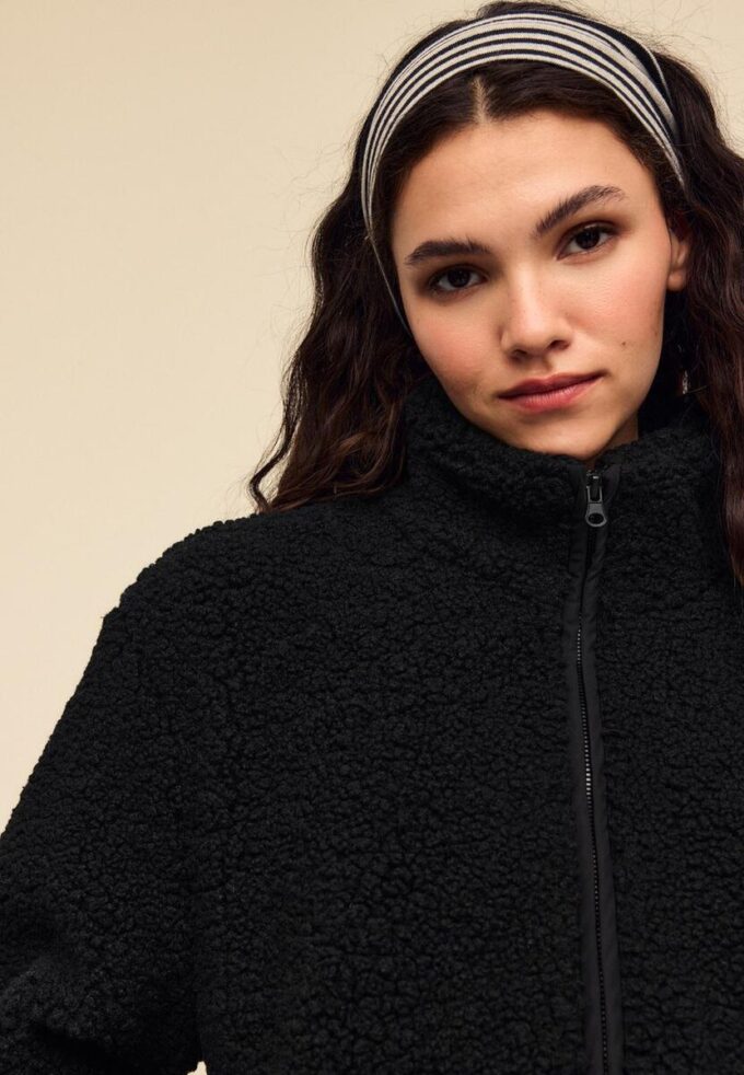 Jakke med glidelås og fôr i imitert saueskinn