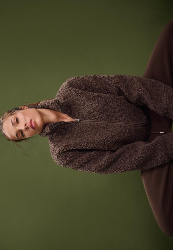 Jakke med glidelås og fôr i imitert saueskinn