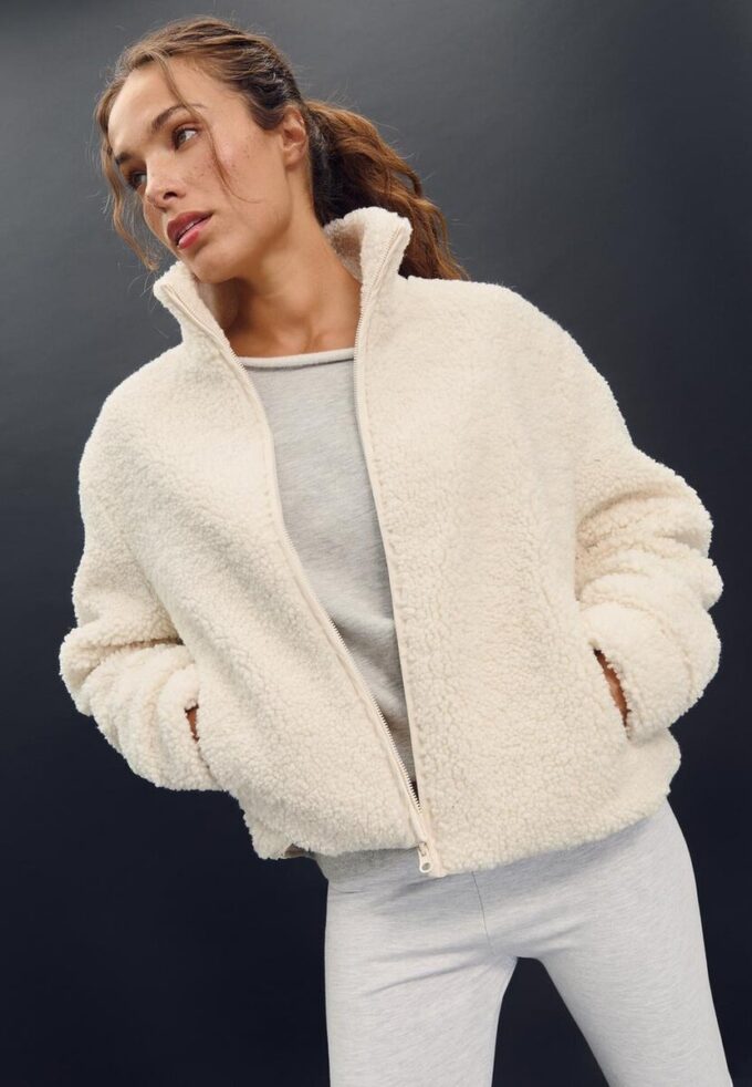 Jakke med glidelås og fôr i imitert saueskinn