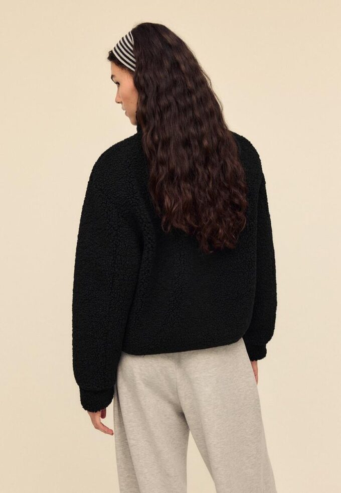 Jakke med glidelås og fôr i imitert saueskinn