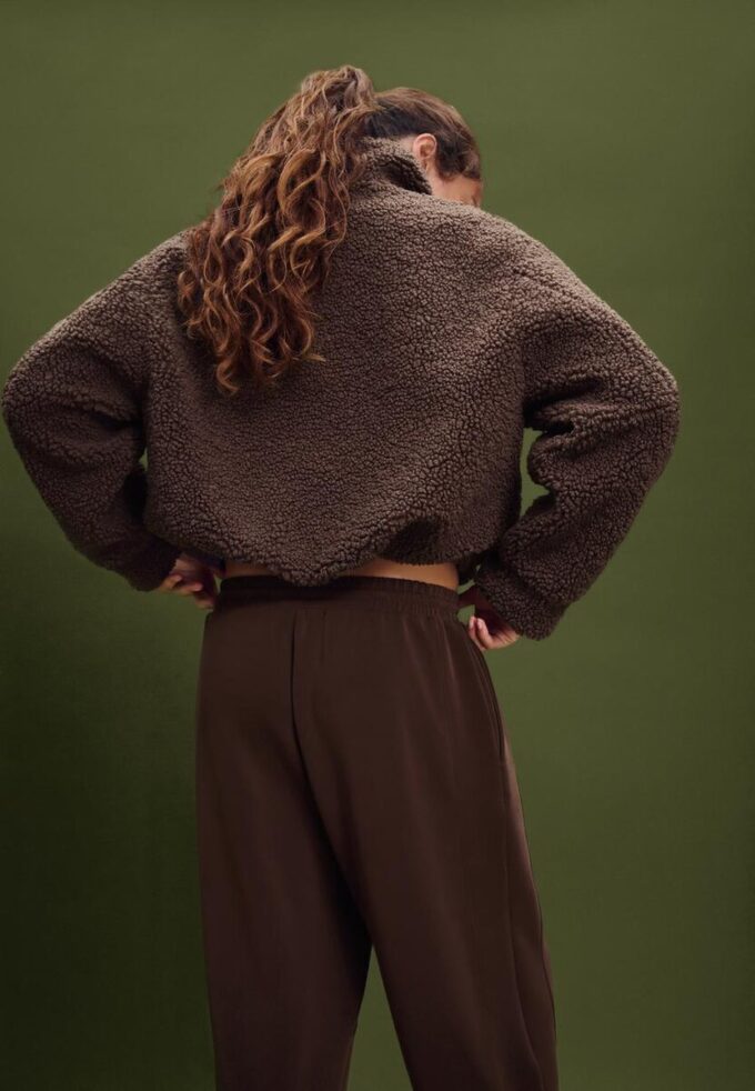 Jakke med glidelås og fôr i imitert saueskinn