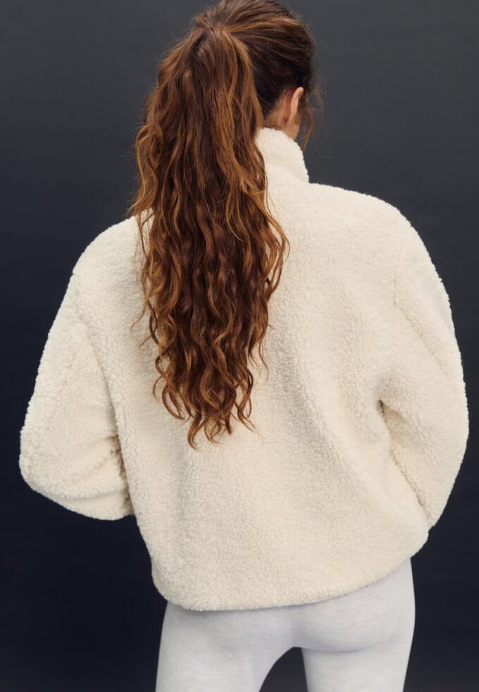 Jakke med glidelås og fôr i imitert saueskinn