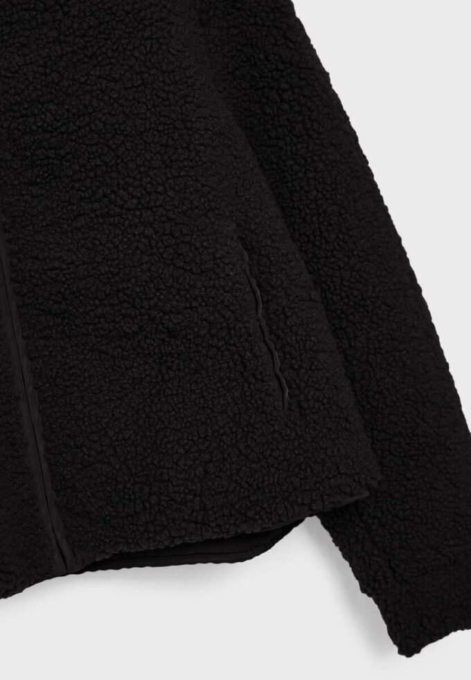 Jakke med glidelås og fôr i imitert saueskinn