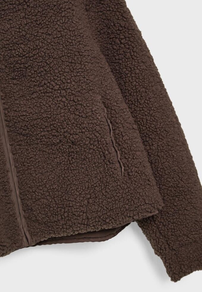 Jakke med glidelås og fôr i imitert saueskinn