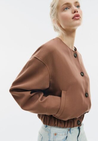 Jakke med puffermmer og rund hals